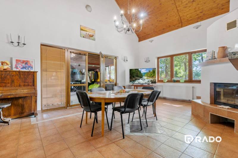 3 nehnuteľnosti na pozemku 4700m2 | Hamuliakovo  - Jedáleň v rodinnom dome s dreveným stropom, klavírom a krbom, v svetlých odtieňoch.