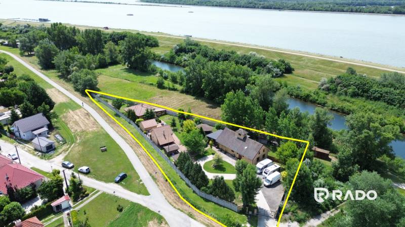 3 nehnuteľnosti na pozemku 4700m2 | Hamuliakovo  - Rodinný dom na Kostolnej ulici v Hamuliakove s veľkým pozemkom pri rieke.