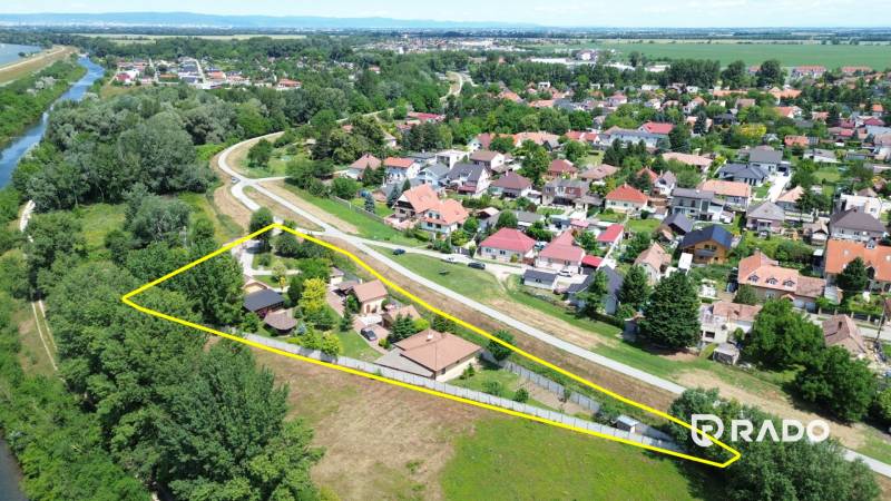 3 nehnuteľnosti na pozemku 4700m2 | Hamuliakovo  - Vyobrazenie z Kostolnej ulice v Hamuliakove zachytáva rozsiahly pozemok rodinného domu.