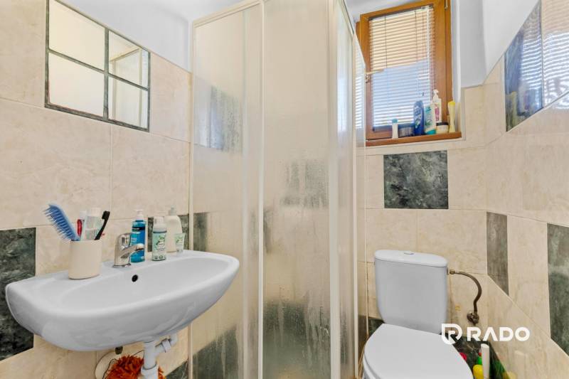 3 nehnuteľnosti na pozemku 4700m2 | Hamuliakovo  - Kúpeľňa v rodinnom dome s umývadlom, sprchovacím kútom a toaletou.
