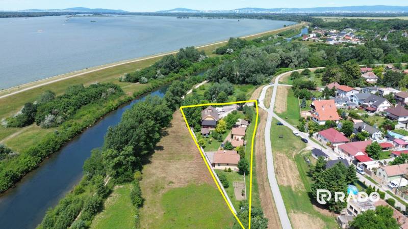 3 nehnuteľnosti na pozemku 4700m2 | Hamuliakovo  - Letecký pohľad na rodinný dom na Kostolnej ulici v Hamuliakove pri rieke.