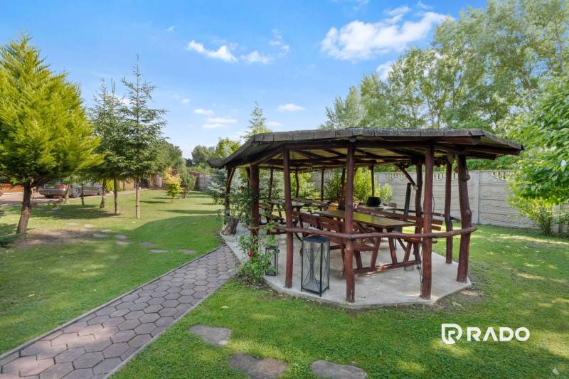 3 nehnuteľnosti na pozemku 4700m2 | Hamuliakovo  - Záhrada pri rodinnom dome v Hamuliakove na Kostolnej s altánkom, trávnik a stromy.