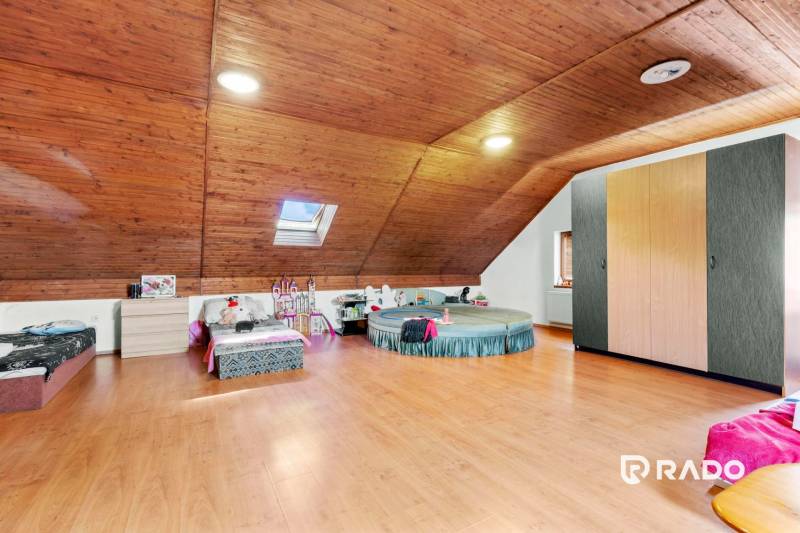 3 nehnuteľnosti na pozemku 4700m2 | Hamuliakovo  - Podkrovná izba v rodinnom dome s dreveným stropom, kruhovou posteľou a strešným oknom.