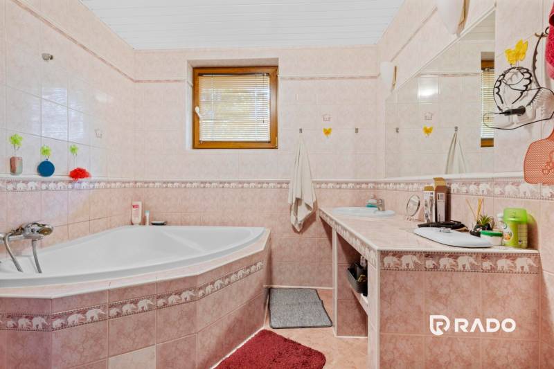 3 nehnuteľnosti na pozemku 4700m2 | Hamuliakovo  - Kúpeľňa v rodinnom dome s rohovou vaňou a umývadlom s kachličkami.