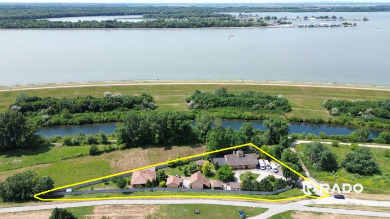 3 nehnuteľnosti na pozemku 4700m2 | Hamuliakovo  - Letecký pohľad na rodinný dom v Hamuliakove na Kostolnej ulici pri rieke.