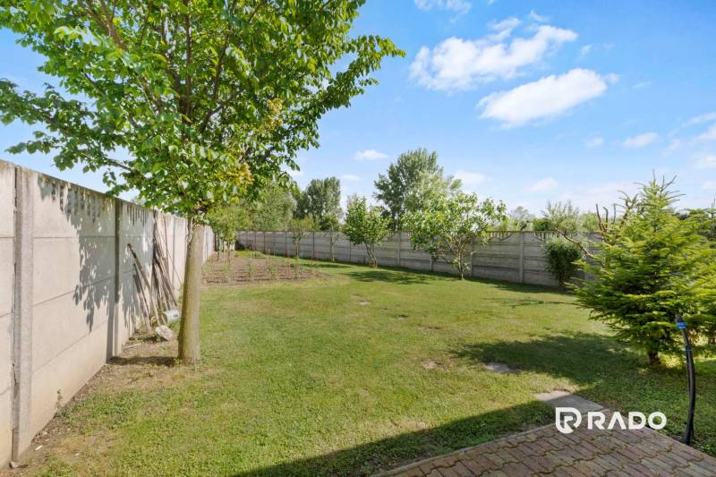3 nehnuteľnosti na pozemku 4700m2 | Hamuliakovo  - Záhrada s trávnikom a stromami za rodinným domom v Hamuliakove na Kostolnej ulici.