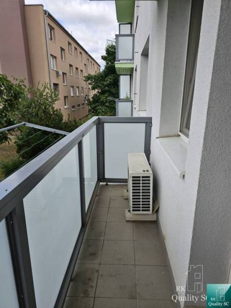 REZERVOVANÉ - SENEC - EXKLUZÍVNE iba u nás NA PREDAJ väčší 2izb. byt v - Balkón 2-izbového bytu na Žitavskej ulici v Senci so zábradlím a klimatizačnou jednotkou.