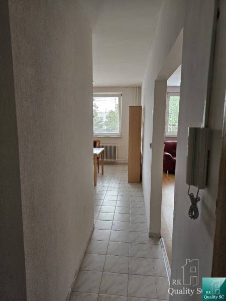 REZERVOVANÉ - SENEC - EXKLUZÍVNE iba u nás NA PREDAJ väčší 2izb. byt v - Chodba s dlažbou vedúca do obývacieho priestoru v 2-izbovom byte.