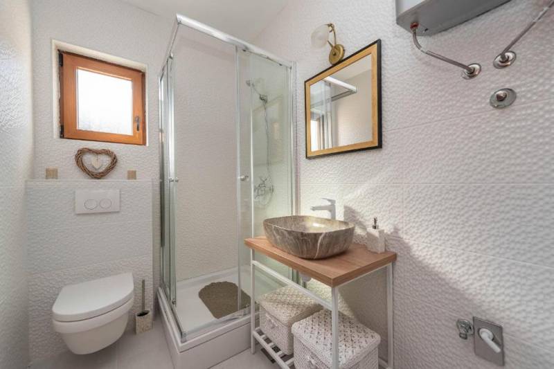CHORVÁTSKO - Moderný rodinný dom - BIBINJE, ZADAR - Kúpeľňa v rodinnom dome so sprchovacím kútom, umývadlom na doske a toaletou.