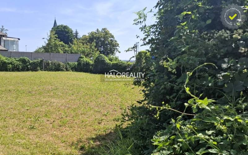 Predaj, pozemok pre rodinný dom   308 m2 Smolenice -... - Pozemok na bývanie v Smoleniciach, s udržiavanou trávou a oplotením, lemovaný zeleňou.