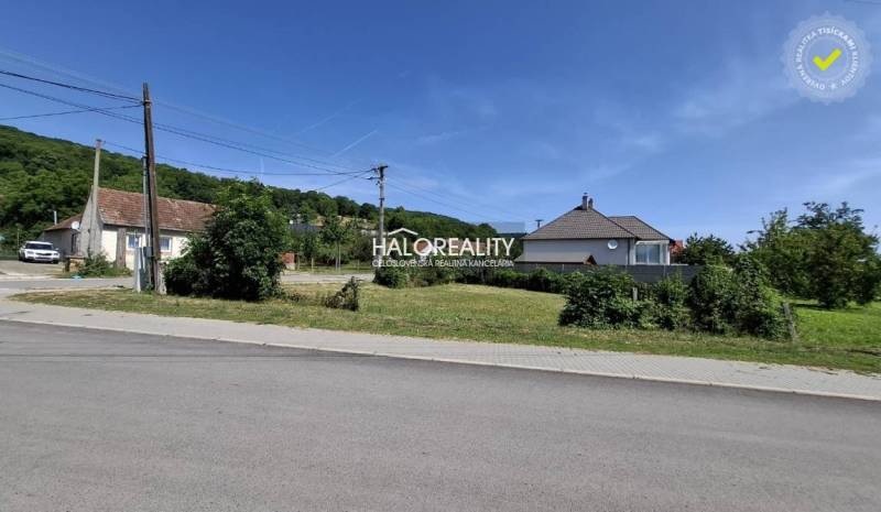Predaj, pozemok pre rodinný dom   308 m2 Smolenice -... - Pozemky - bývanie v Smoleniciach, cesta, domy a zeleň na pozadí.