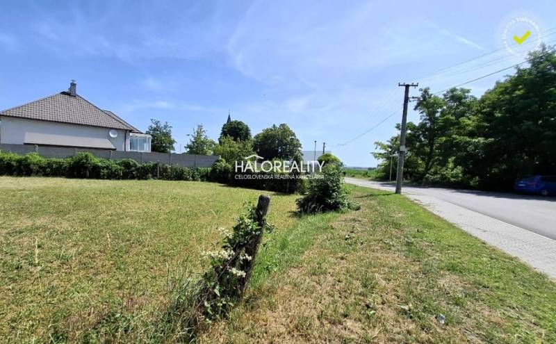 Predaj, pozemok pre rodinný dom   308 m2 Smolenice -... - Pozemky - bývanie v Smoleniciach s domom pri ceste, obklopené prírodou.