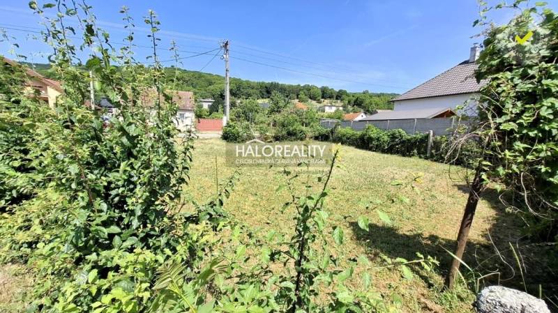 Predaj, pozemok pre rodinný dom   308 m2 Smolenice -... - Pozemok v Smoleniciach vhodný pre bývanie s okolím plným zelene.
