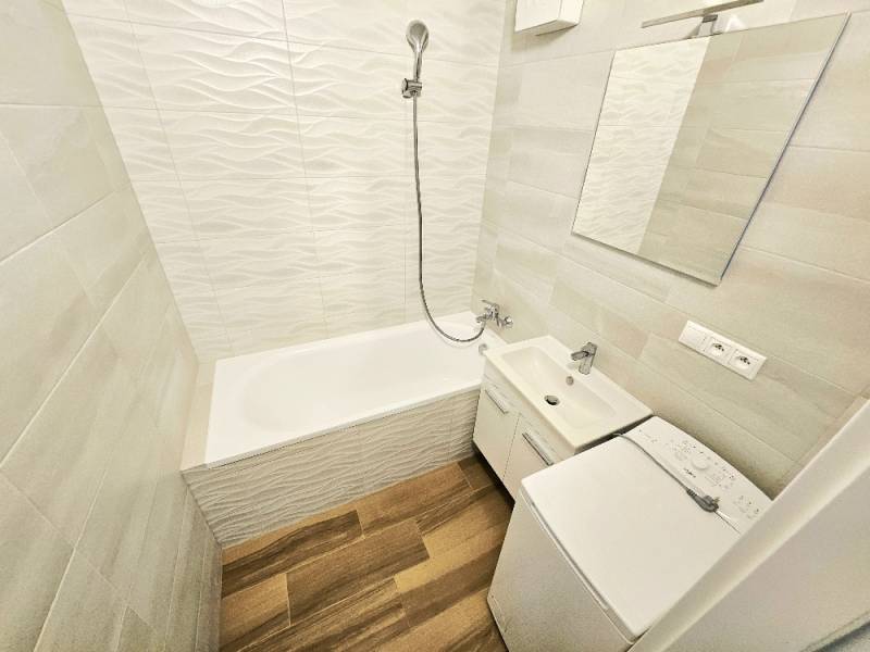 PRENÁJOM 3 IZBOVÝ BYT / 70 M2 /VEĽKOMETRÁŽNY/DUBNIČKA /LOGGIA - Kúpeľňa v 3-izbovom byte s vaňou, umývadlom a práčkou.