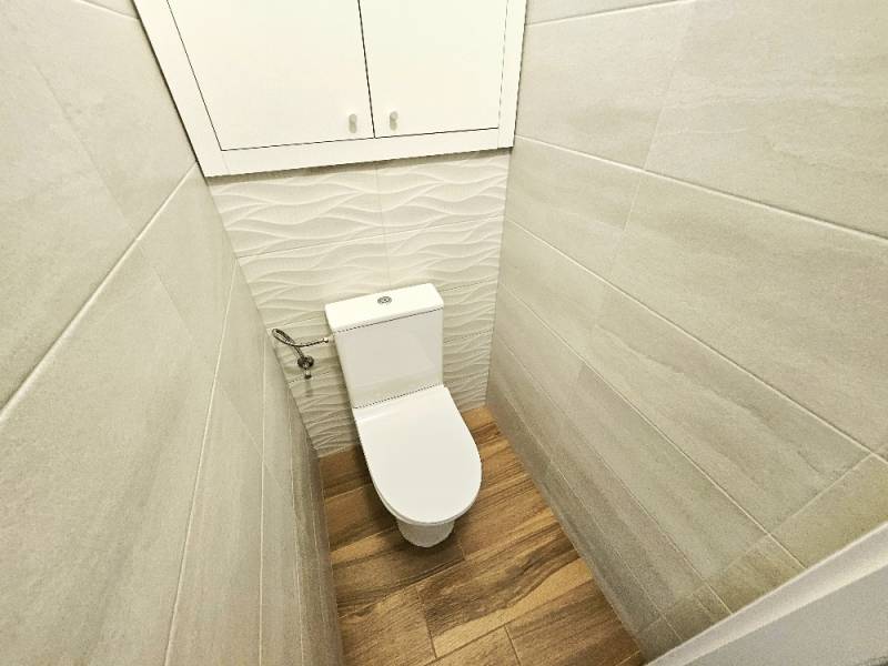 PRENÁJOM 3 IZBOVÝ BYT / 70 M2 /VEĽKOMETRÁŽNY/DUBNIČKA /LOGGIA - Toaleta v 3-izbovom byte s drevenou podlahou a jemnými obkladmi stien.