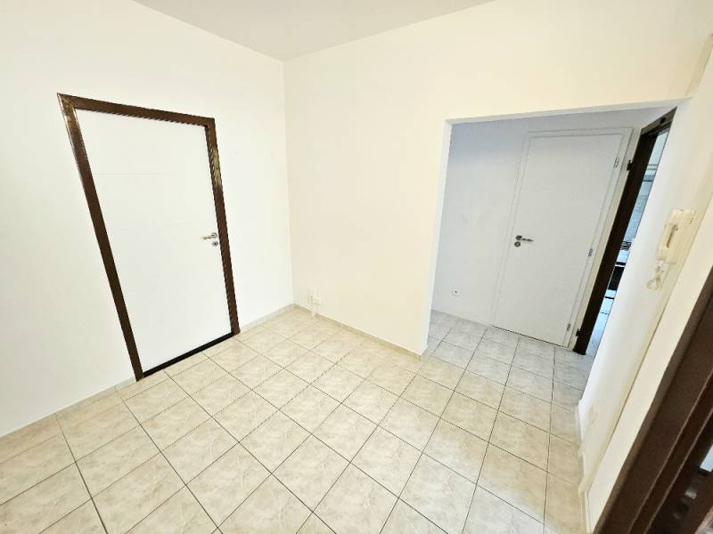 PRENÁJOM 3 IZBOVÝ BYT / 70 M2 /VEĽKOMETRÁŽNY/DUBNIČKA /LOGGIA - Interiér 3-izbového bytu s bielymi stenami a dlažbou.