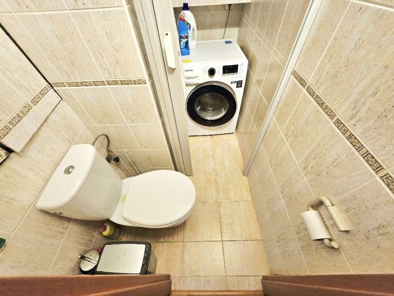 3 izbový byt Bánovce nad Bebravou - 76 m2/ SEVER / KOMPLETNÁ REKONŠTRU - Kúpeľňa v 3-izbovom byte s WC a práčkou.