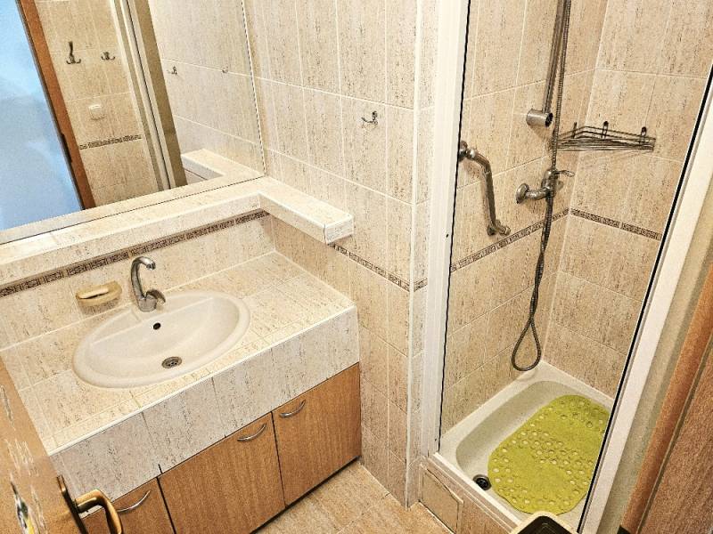3 izbový byt Bánovce nad Bebravou - 76 m2/ SEVER / KOMPLETNÁ REKONŠTRU - Kúpeľňa s umývadlom, sprchovým kútom a obkladom v 3-izbovom byte.