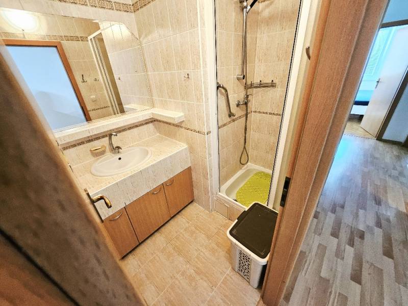 3 izbový byt Bánovce nad Bebravou - 76 m2/ SEVER / KOMPLETNÁ REKONŠTRU - Kúpeľňa so sprchovým kútom v 3-izbovom byte, svetlé obklady a zrkadlo.