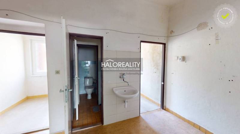 Predaj, obchodný priestor Liptovský Hrádok, Hradná -... - Interiér obchodných priestorov s umývadlom a toaletou, ktoré vyžadujú renováciu.