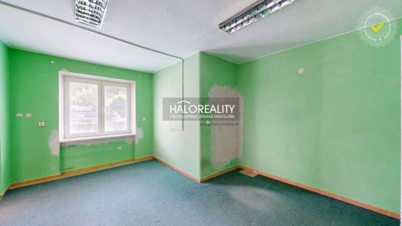 Predaj, obchodný priestor Liptovský Hrádok, Hradná -... - Zelená stena, okno s žalúziami a modrý koberec v obchodných priestoroch.