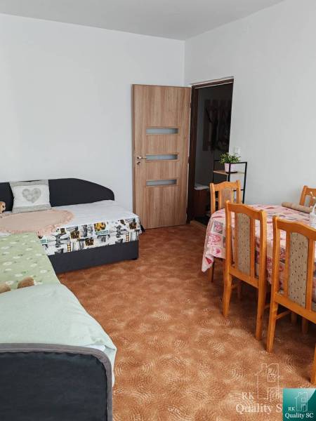 REZERVOVANÉ - SENEC - EXKLUZÍVNE IBA U NÁS - NA PREDAJ 3 izbový byt v  - Obývacia izba v 3-izbovom byte s jedálenským stolom a pohovkami.
