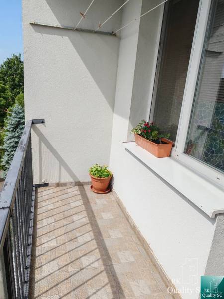 REZERVOVANÉ - SENEC - EXKLUZÍVNE IBA U NÁS - NA PREDAJ 3 izbový byt v  - Balkón s kvetináčmi prislúchajúci k 3-izbovému bytu, výhľad na zeleň.
