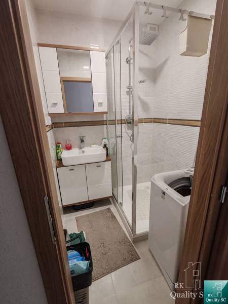 REZERVOVANÉ - SENEC - EXKLUZÍVNE IBA U NÁS - NA PREDAJ 3 izbový byt v  - Kúpeľňa v 3-izbovom byte so sprchovacím kútom, umývadlom a práčkou.