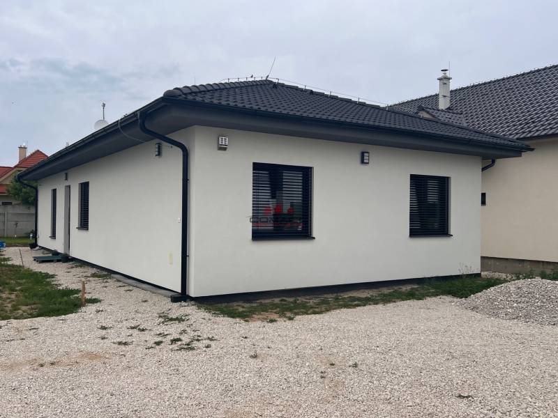 4iz Novostavba ( posledný dom ) Veselé pri Piešťanoch - Rodinný dom s bielou fasádou, šedou strechou na ulici Veselé.