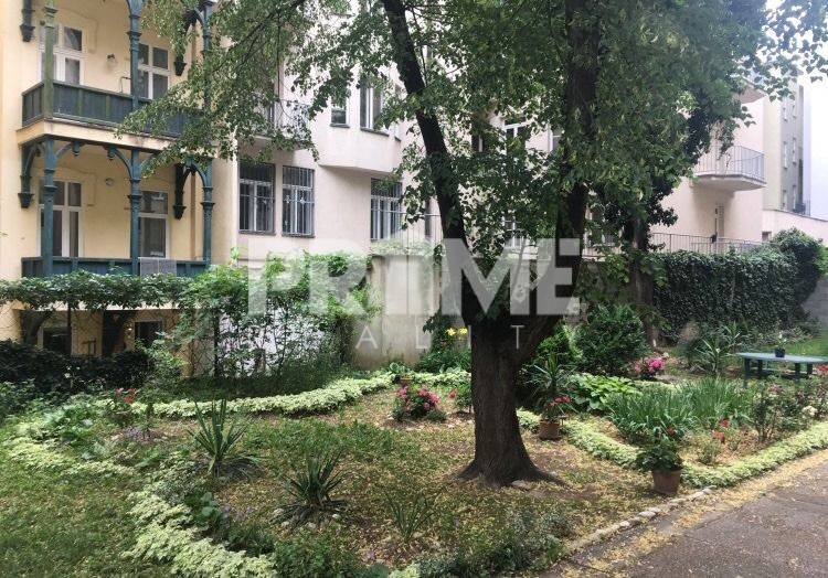 Pekná slnečná garsónka vhodná ako investičný byt na krákodobý prenájom - Malebný dvor so zeleňou a balkónmi, garsónka v príjemnej lokalite je neďaleko.
