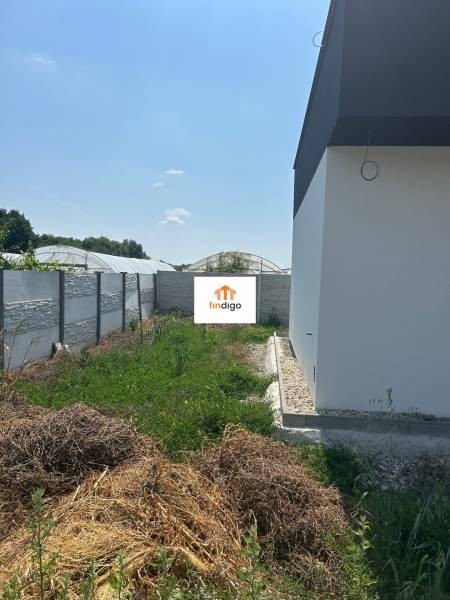 Na predaj: Novostavba rodinného domu v obci Žihárec - Rodinný dom v Žihárci s dvorom so zeleňou a oplotením.