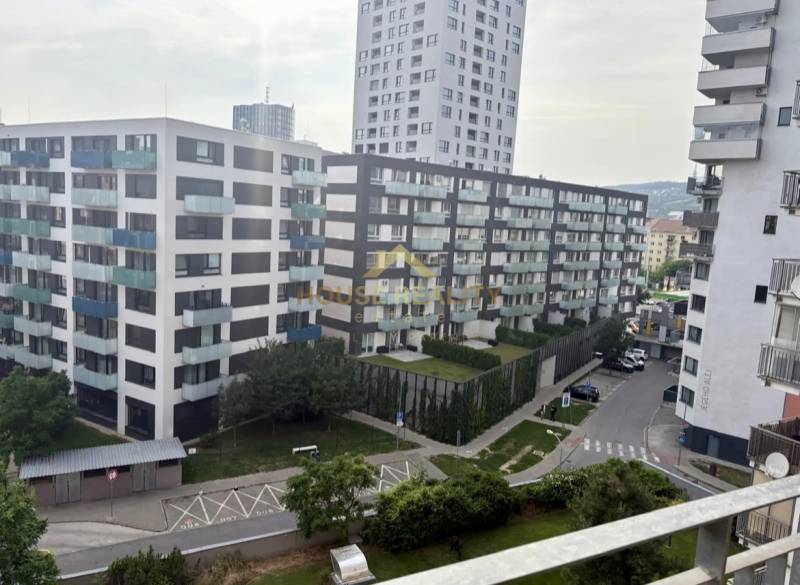 Prenájom 2 izbový byt NOVOSTAVBA, Jégého ulica, Bratislava II Ružinov - Pohľad na moderné bytové domy v Bratislava - Ružinov na Jégého ulici.
