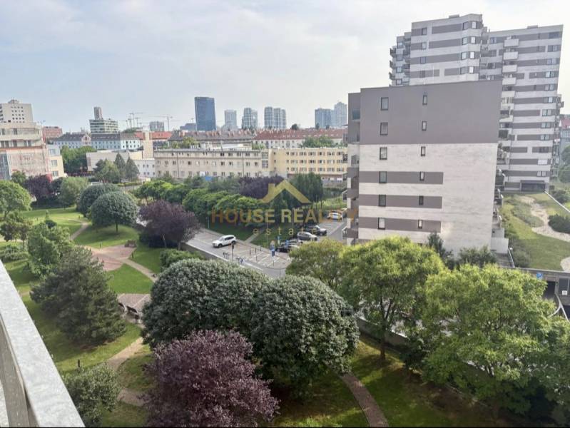 Prenájom 2 izbový byt NOVOSTAVBA, Jégého ulica, Bratislava II Ružinov - Pohľad na park a okolité obytné budovy v Bratislave, časť Ružinov, na Jégého ulici.