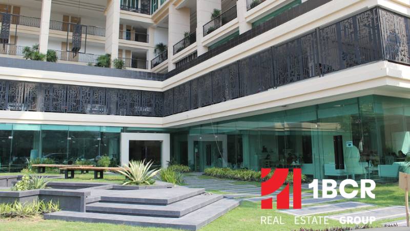 CITY GARDEN TOWER PATTAYA - Výstavba bytov v Pattayi s presklenými fasádami a balkónmi s rastlinami.