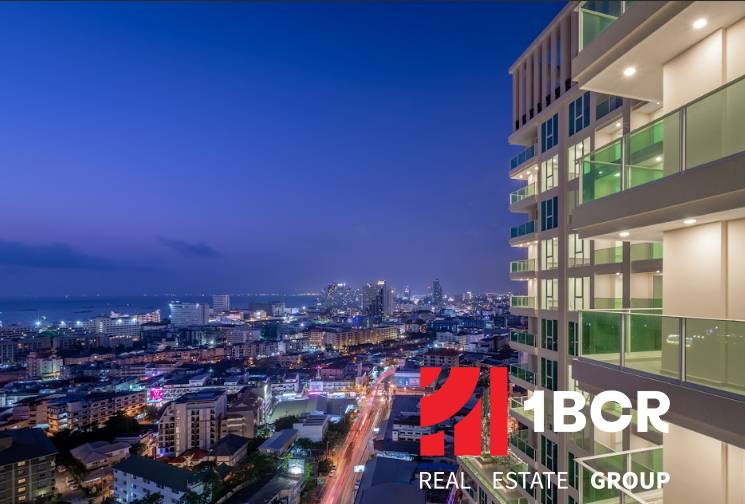 CITY GARDEN TOWER PATTAYA - Nočná panoráma Pattaye so svetlami mesta a výstavbou bytov v popredí.