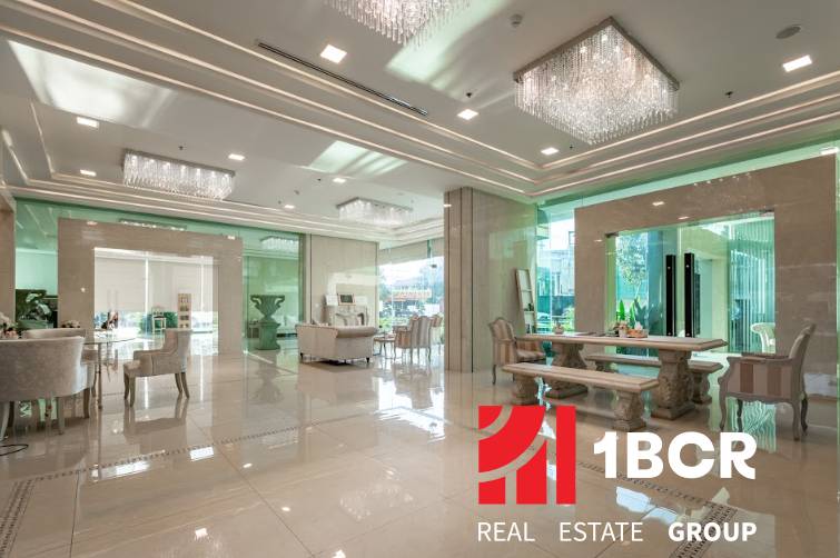 CITY GARDEN TOWER PATTAYA - Luxusná vstupná hala s mramorovými podlahami a elegantným nábytkom vo výstavbe bytov.