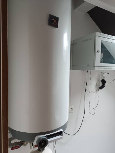 Rekreačná chata Nová Baňa - Drozdovo - Na obrázku je biely bojler a elektrická skriňa vhodná pre chatu.