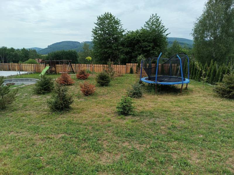 Rekreačná chata Nová Baňa - Drozdovo - Trampolína a ihrisko na záhrade pri chate v horskom prostredí.
