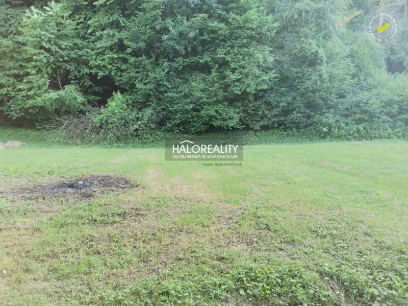 Predaj, pozemok pre rodinný dom   1210 m2 Modrová - Pozemky - bývanie v Modrovej s trávnatou plochou a lesným pozadím pre pokojné bývanie.