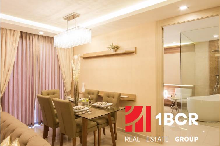 2 IZBOVÝ APARTMÁN (2 SPÁLNE + 1 OBÝV. IZBA) CITY GARDEN TOWER PATTAYA - Jedálenský kút v 3-izbovom byte s elegantným osvetlením a prestretým stolom.