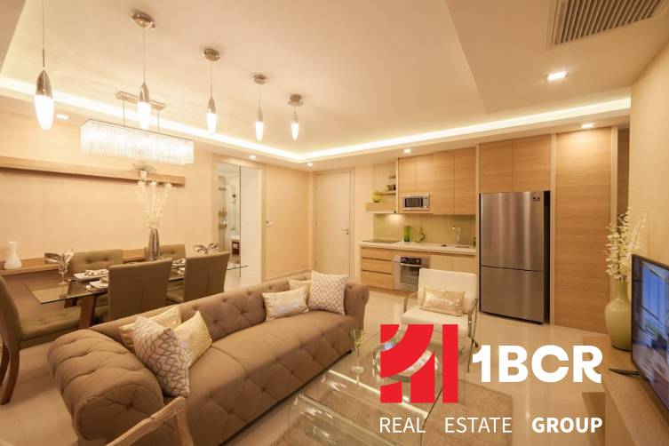 2 IZBOVÝ APARTMÁN (2 SPÁLNE + 1 OBÝV. IZBA) CITY GARDEN TOWER PATTAYA - 3-izbový byt s kuchyňou, jedálňou a obývačkou v jemných odtieňoch.