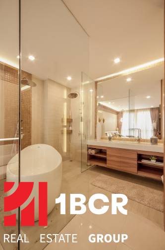 2 IZBOVÝ APARTMÁN (2 SPÁLNE + 1 OBÝV. IZBA) CITY GARDEN TOWER PATTAYA - Luxusná kúpeľňa s vaňou v 3-izbovom byte, vysoko kvalitné vybavenie a osvetlenie.