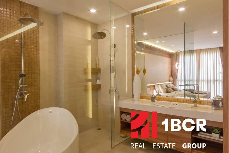 2 IZBOVÝ APARTMÁN (2 SPÁLNE + 1 OBÝV. IZBA) CITY GARDEN TOWER PATTAYA - Kúpeľňa v 3-izbovom byte s vaňou, sprchou a veľkým zrkadlom. Elegantné osvetlenie dopĺňa priestor.