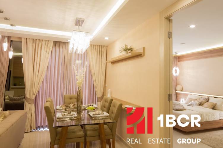 2 IZBOVÝ APARTMÁN (2 SPÁLNE + 1 OBÝV. IZBA) CITY GARDEN TOWER PATTAYA - Jemne osvetlená jedáleň a obývačka s prestretým stolom v 3-izbovom byte.