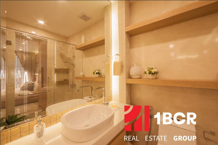 2 IZBOVÝ APARTMÁN (2 SPÁLNE + 1 OBÝV. IZBA) CITY GARDEN TOWER PATTAYA - Elegantná kúpeľňa s vaňou, umývadlom a zrkadlom v 3-izbovom byte.