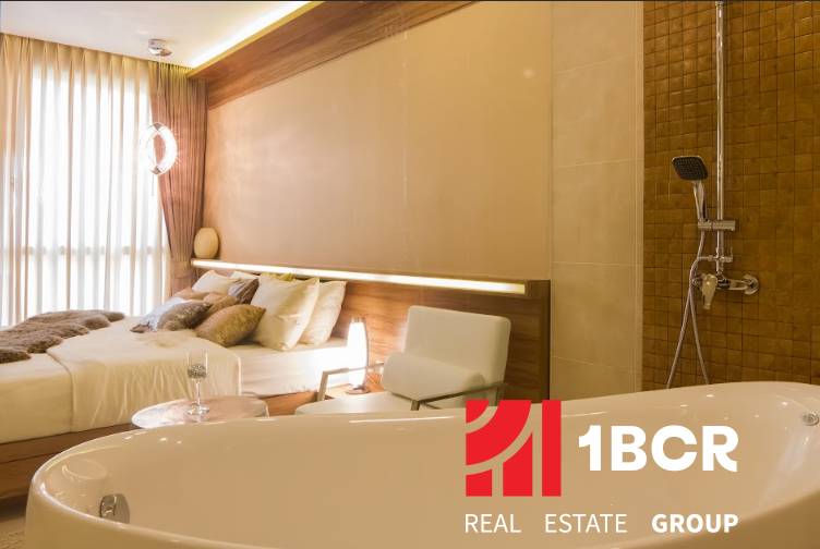 2 IZBOVÝ APARTMÁN (2 SPÁLNE + 1 OBÝV. IZBA) CITY GARDEN TOWER PATTAYA - Luxusná spálňa s vírivkou v 3-izbovom byte, harmonická kombinácia dreva a prírodných odtieňov.