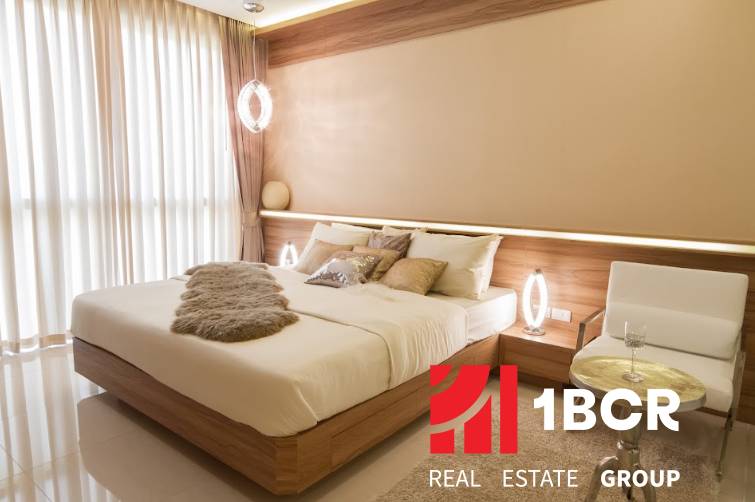 2 IZBOVÝ APARTMÁN (2 SPÁLNE + 1 OBÝV. IZBA) CITY GARDEN TOWER PATTAYA - Svetlá spálňa s komfortnou posteľou v 3-izbovom byte, moderný nábytok v neutrálnych farbách.