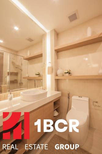 2 IZBOVÝ APARTMÁN (2 SPÁLNE + 1 OBÝV. IZBA) CITY GARDEN TOWER PATTAYA - Kúpeľňa 3-izbového bytu s umývadlom, zrkadlom a toaletou.