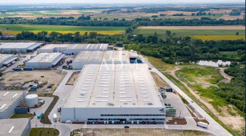 Logistické / skladové priestory Bratislava - Logistické sklady a haly v Bratislave - Devíne obklopené zeleňou a cestami.