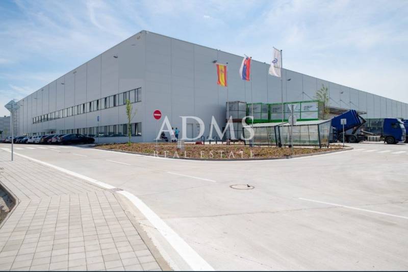 Logistické / skladové priestory Bratislava - Exteriér skladov a hál v Bratislave - Devíne s parkovaním a nákladným autom.